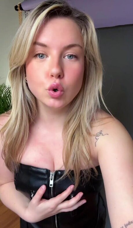 KellyMissesvlog best model pic