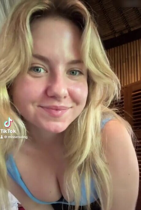 KellyMissesvlog high quality actress pic