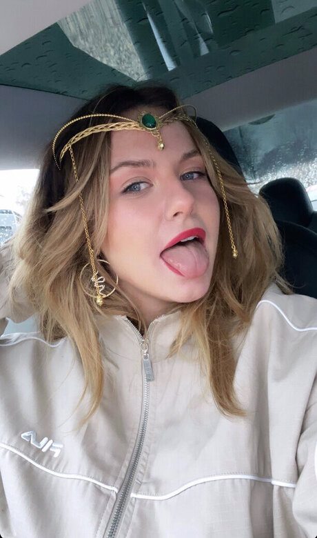 thick latina milf onlyfans top image