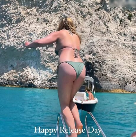 KellyMissesvlog model adult picture