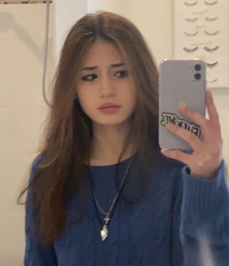 Emilykr0pp sexy star picture