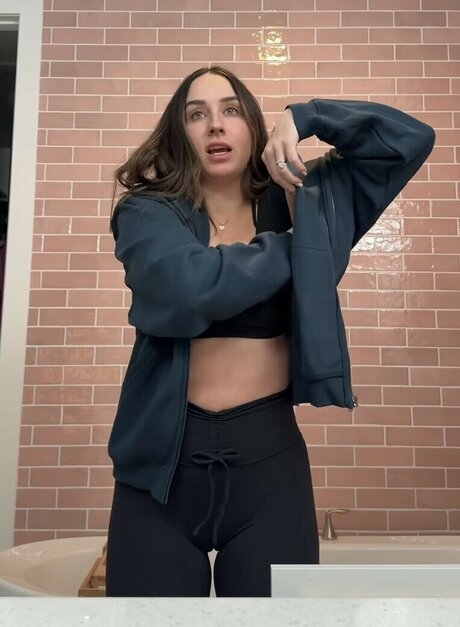 Chloe Gottschalk model free images