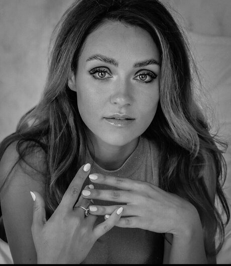 Regina Hixt sexy actress image