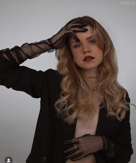 Lea Peach art star photo