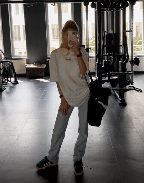 Lea Peach hot model img