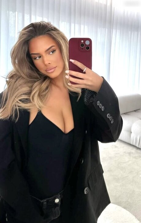 Jasmin Azizam nude model pics