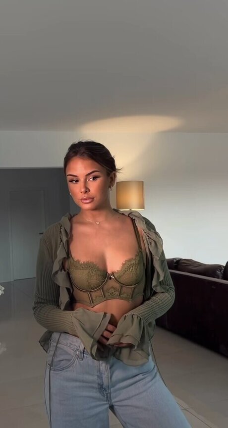 Jasmin Azizam model naked photo