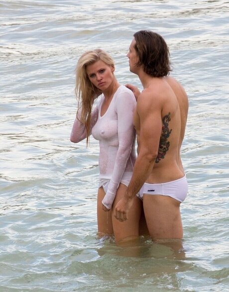 Lara Stone star top pictures