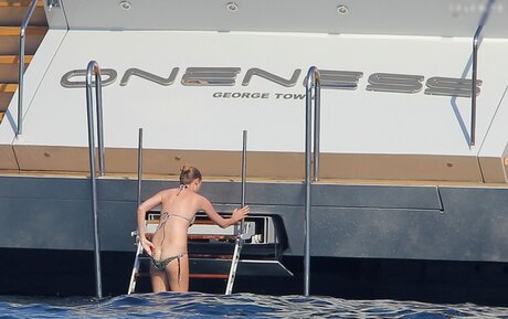 Lara Stone nude model galleries