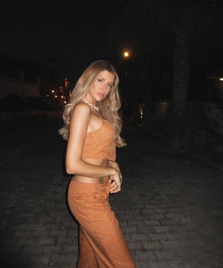 Gerda Lewis naked actress picture