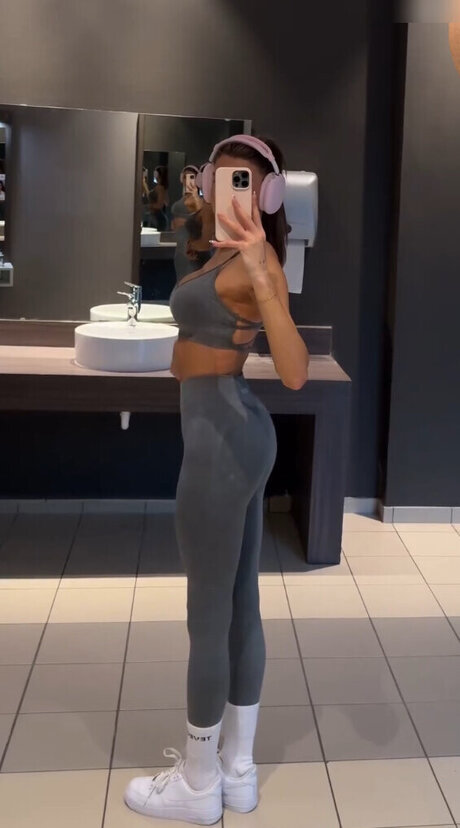 Gerda Lewis sexy pornstar image