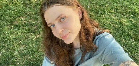 Mermaids Kiss xxx model image