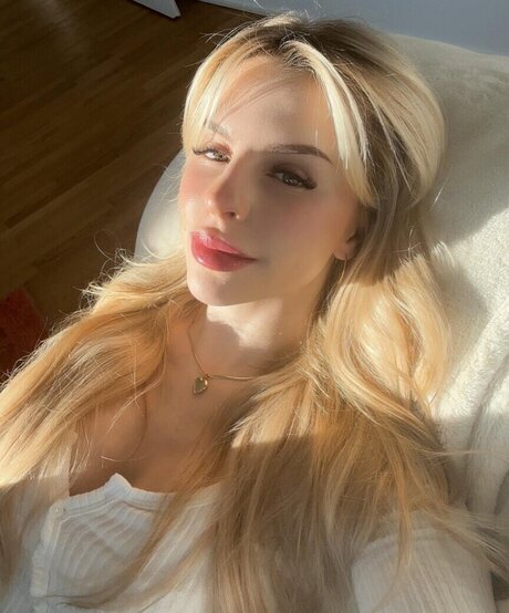 Lucia Leona model adult archive