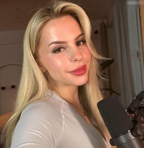 Lucia Leona star naked photos