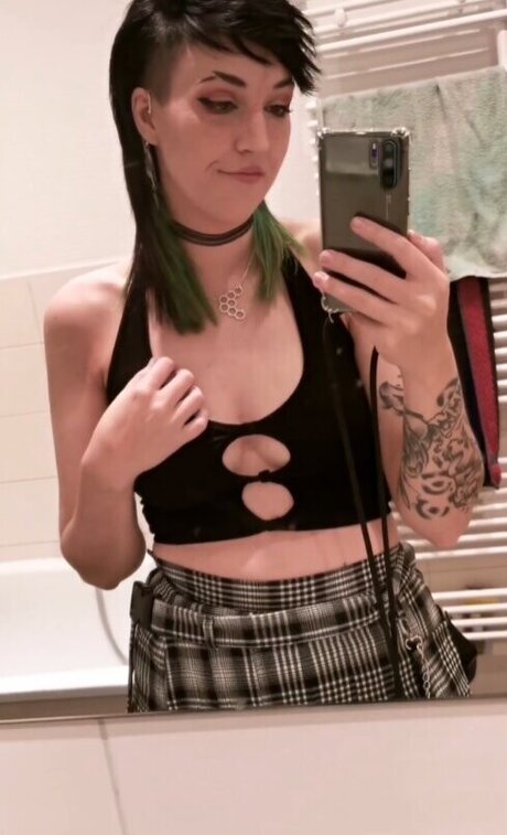 locolea nude model pics