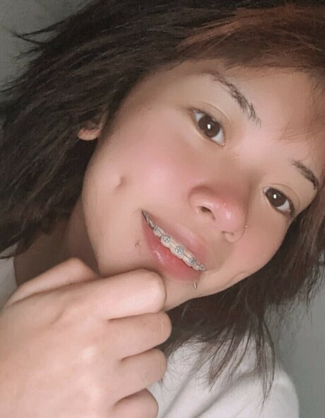 zems3lling model nude image