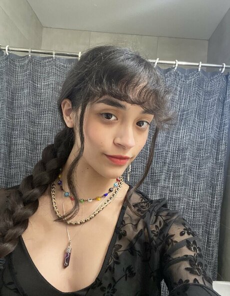 intrnlbleedin naked actress pics