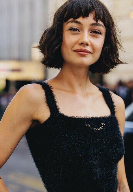 Sydney Chandler naked actress images