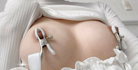 dumbkittteen model top image