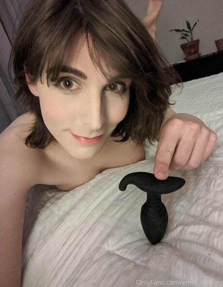 Emily Darling xxx actress img