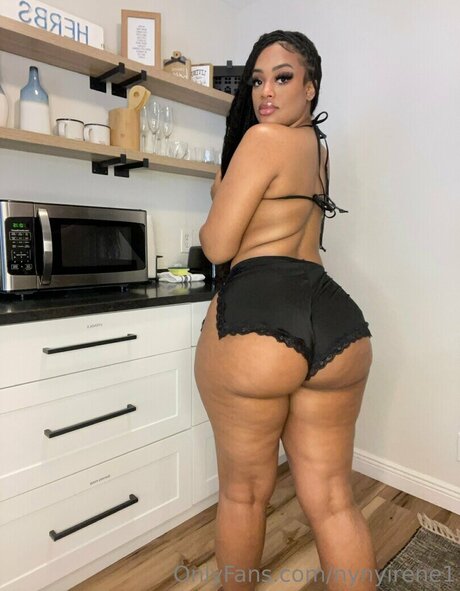 NyNyirene model photo