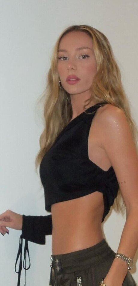 Ester Exp sito high quality model photo