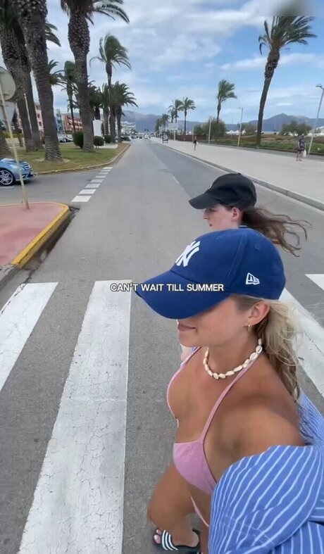 Lea Breuer pretty actress picture