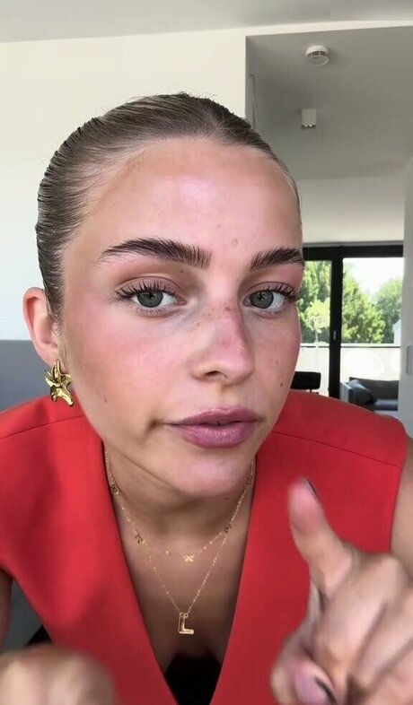 Lea Breuer star free pictures