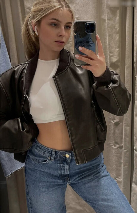 Lea Breuer star nude pictures