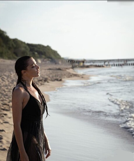 Anne Menden model art gallery