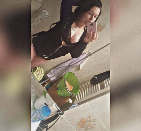 Laura Knoblauch naked model photo