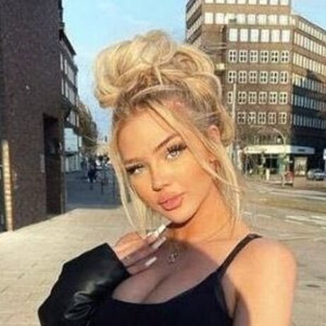 Elaine Victoria star perfect image