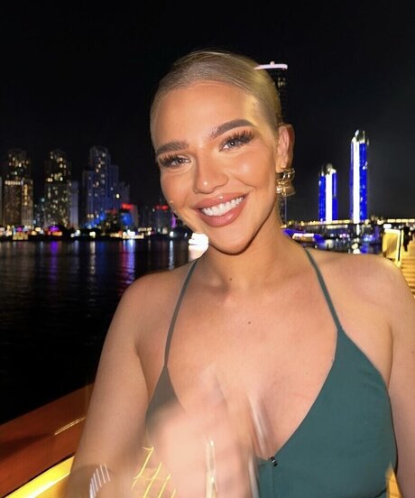 Elaine Victoria model free pic