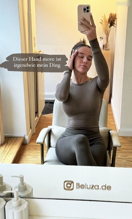 Elaine Victoria star hot image