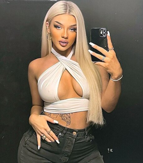 Elaine Victoria sexy star image