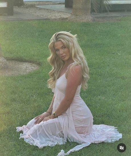 Elaine Victoria star nude archive