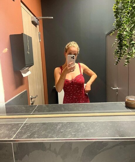 Justleo star nude image