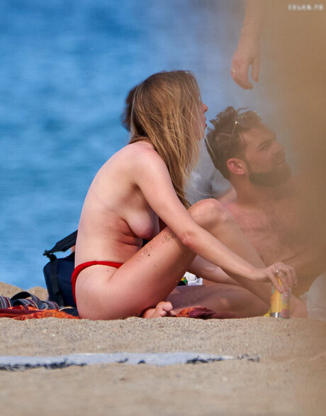 OOPS International star naked photos