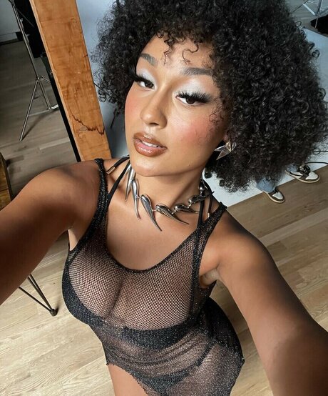 veondremitchell model adult photo