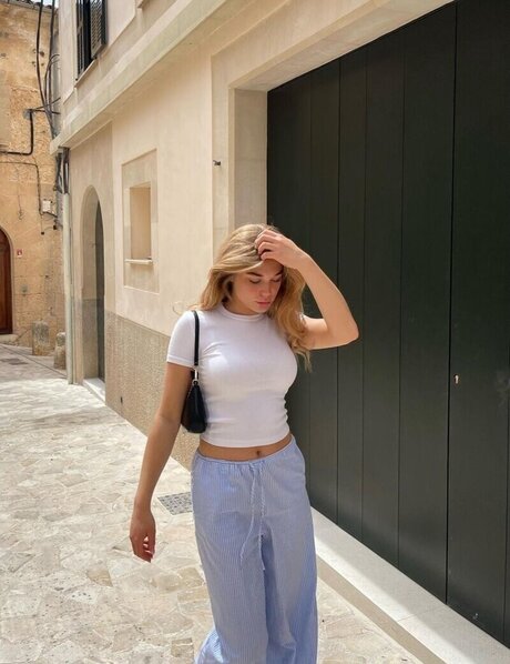 theresaxre model hot image