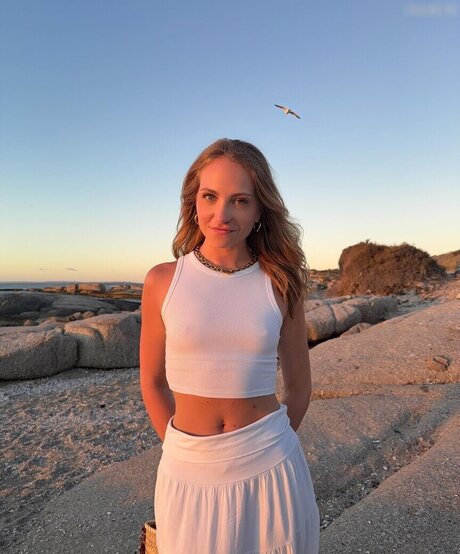 Alina Sophie Holst star hd photo