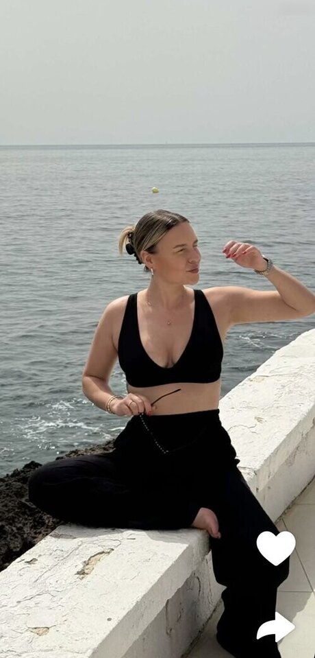 Dagi Bee model hd pic