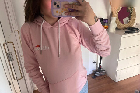 Tizeax model free pic