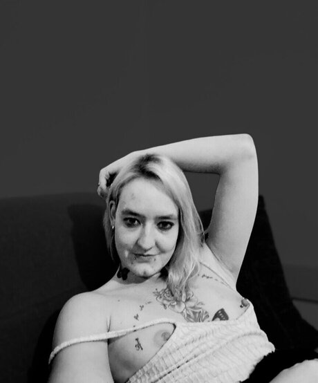 hot craxy 29 pretty pornstar photos