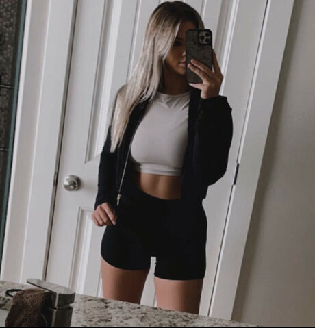 mirror selfie onlyfans nude photo