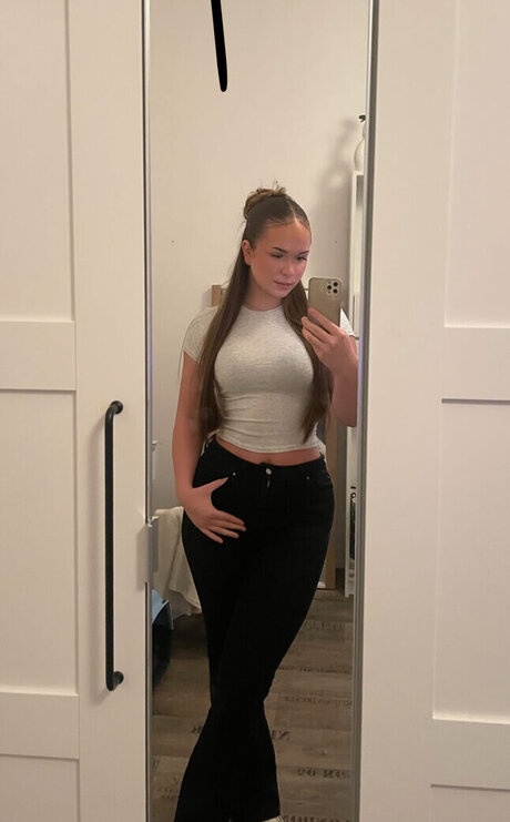 aileen slf nude model picture