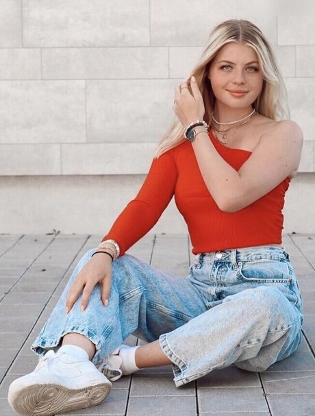 Vallixpauline model beautiful pictures