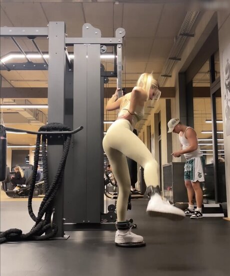 Vallixpauline sexy model picture