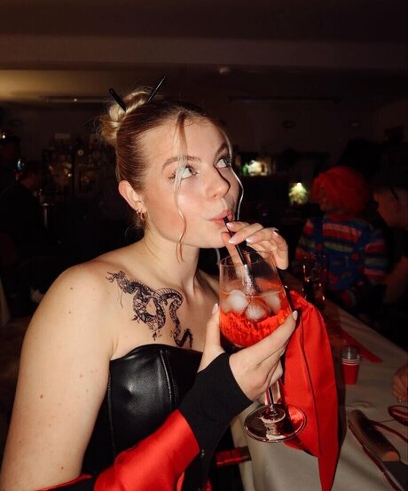 Vallixpauline model naked picture