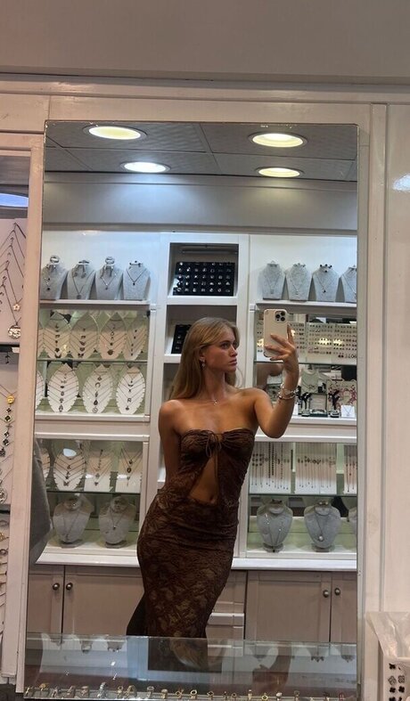 Zoe Kaeppele naked model img